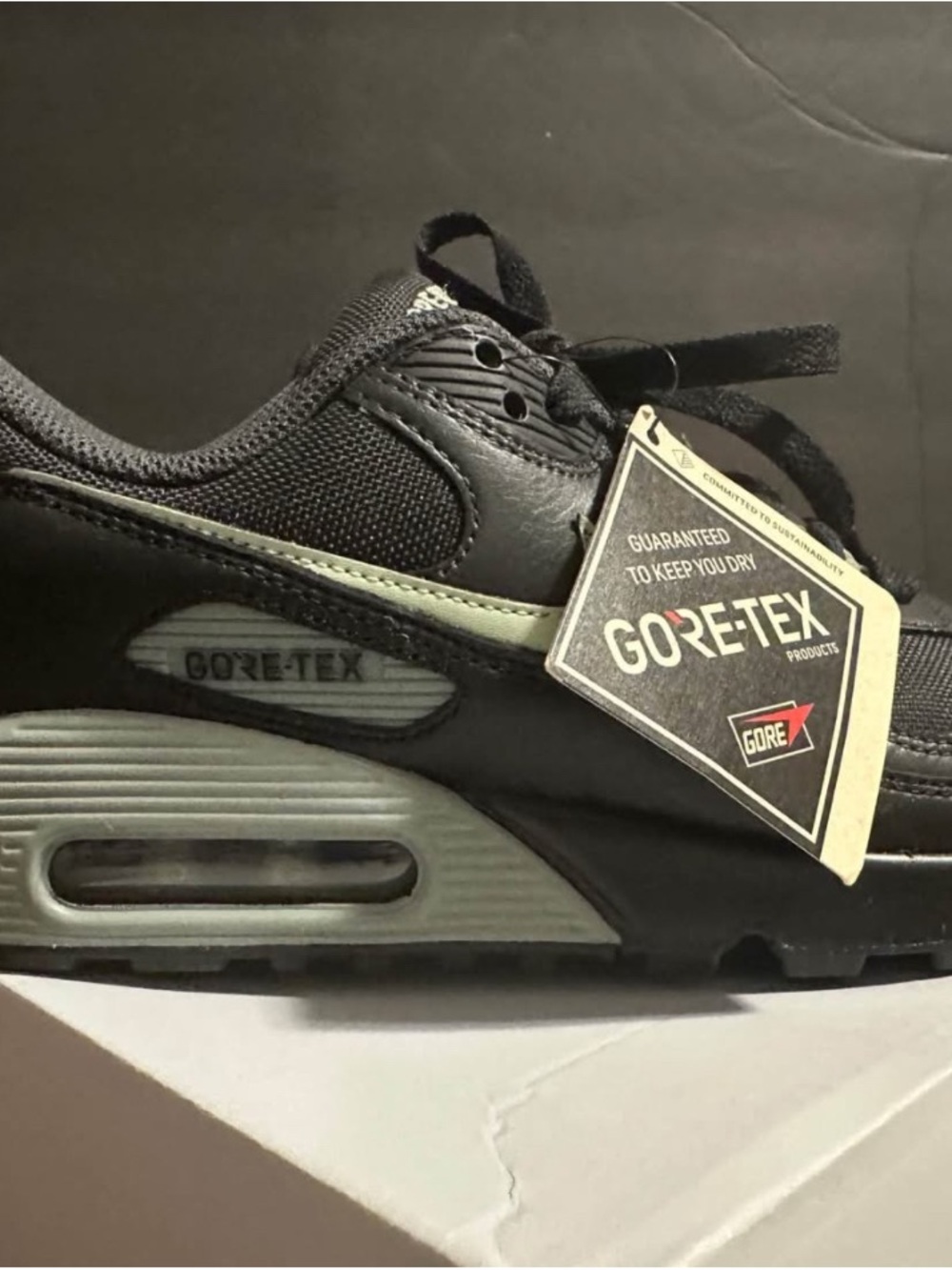 NWT Nike Air Max 90 Gore-Tex Honeydew | M 7 | W
8.5 | FD5810-001